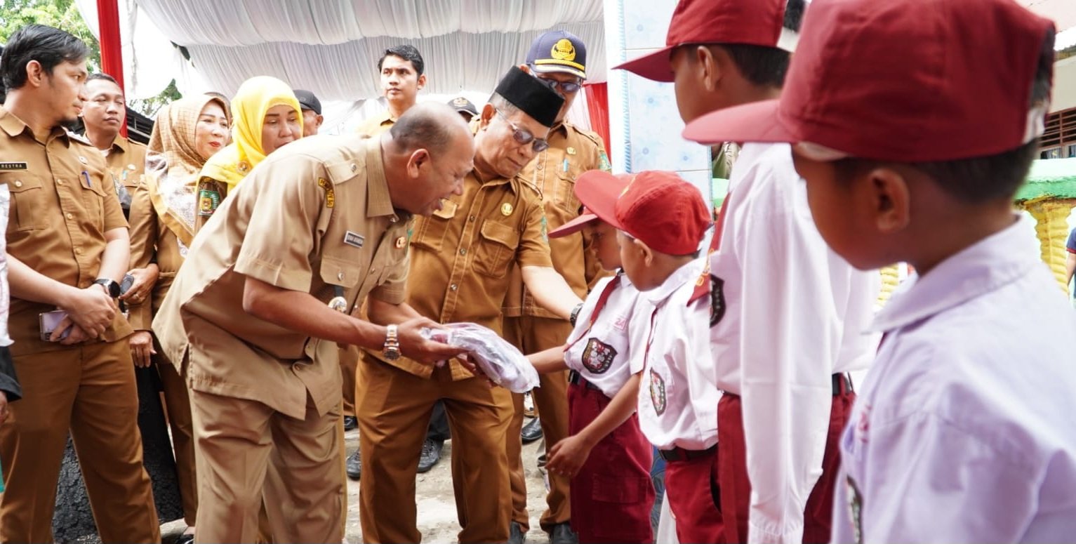 Syah Afandin Bagikan 1.020 Seragam di SD Masa Kecilnya