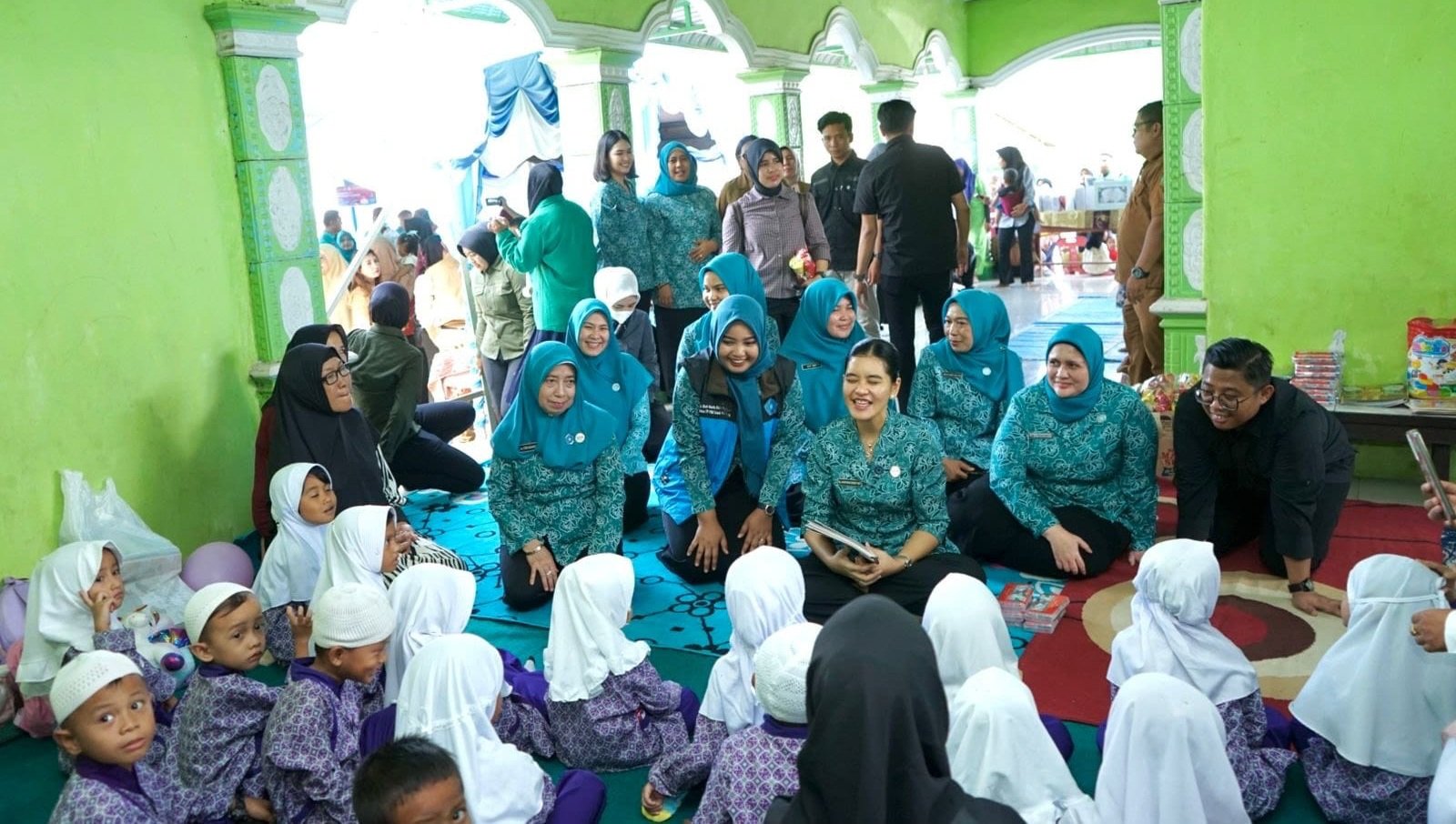 Kahiyang Ayu Tinjau Posyandu dan Serahkan Bantuan di Langkat