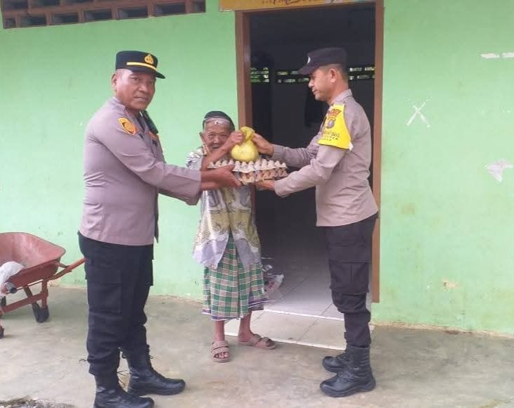 Polsek Juhar Bantu Lansia dan Masjid di Desa Mbetong