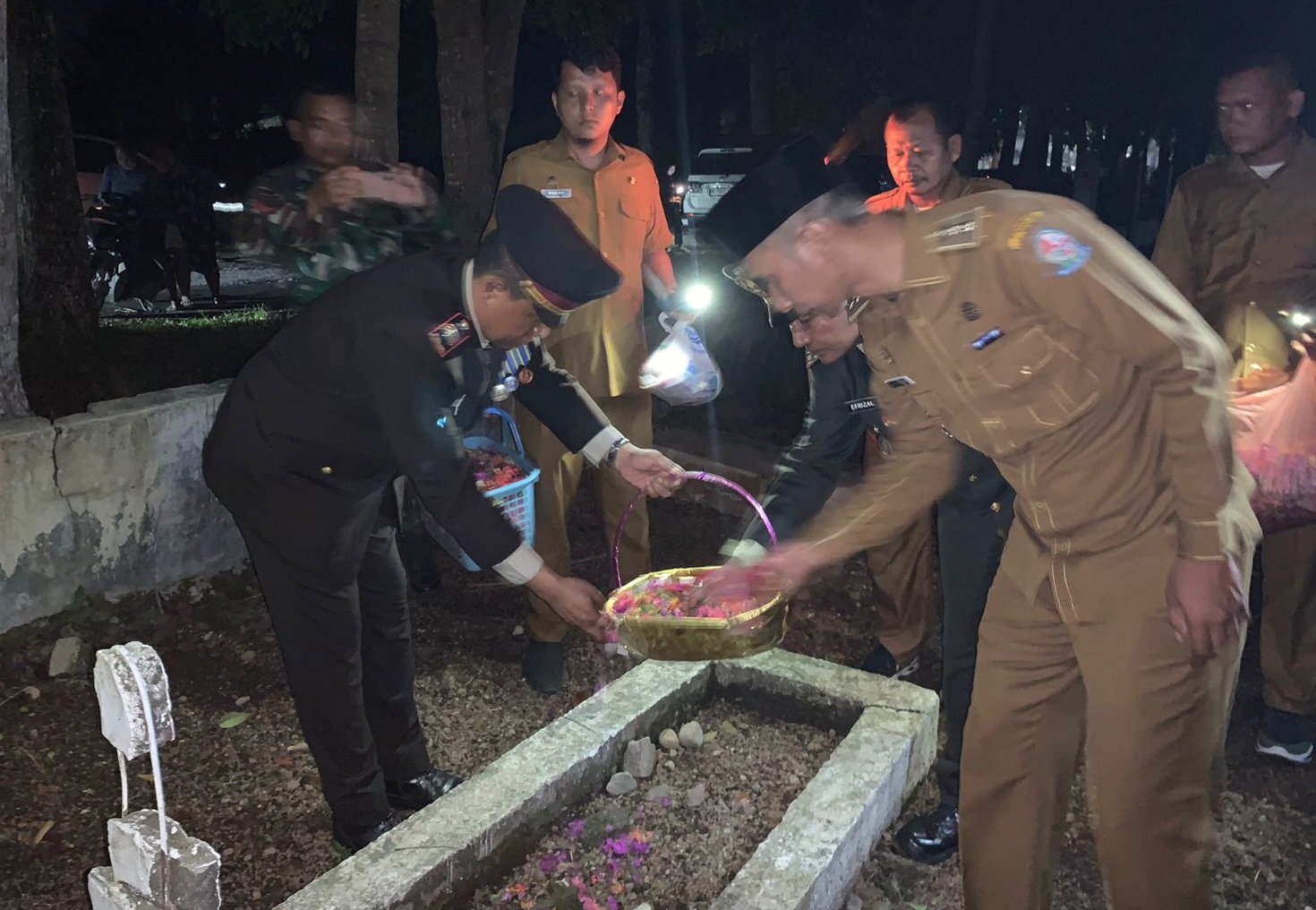 Polsek Kutalimbaru Bersama Forkopimcam Laksanakan Renungan Suci di Makam Pahlawan