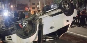 Mobil Mewah Terbalik di SM Raja