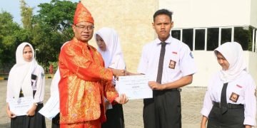 Peringati HUT ke-80 RI, PLN Indonesia Power UBP Pangkalan Susu Laksanakan Upacara dan Pemberian Beasiswa