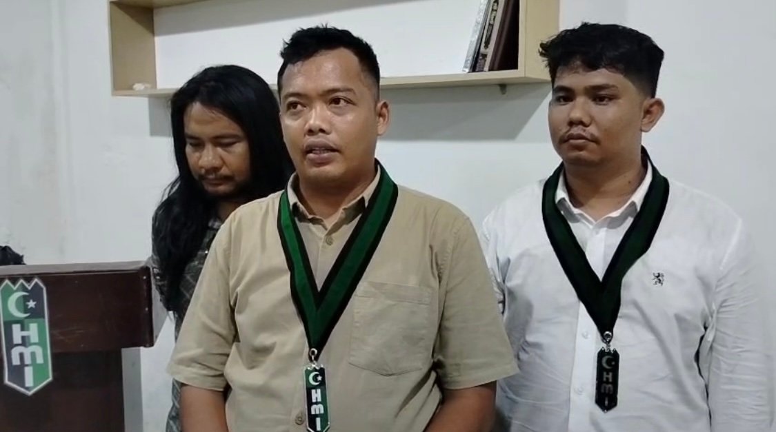 HMI Sumut Kecam Pengibaran Bendera Merah Putih Dilakukan Wanita Berpakaian Seksi