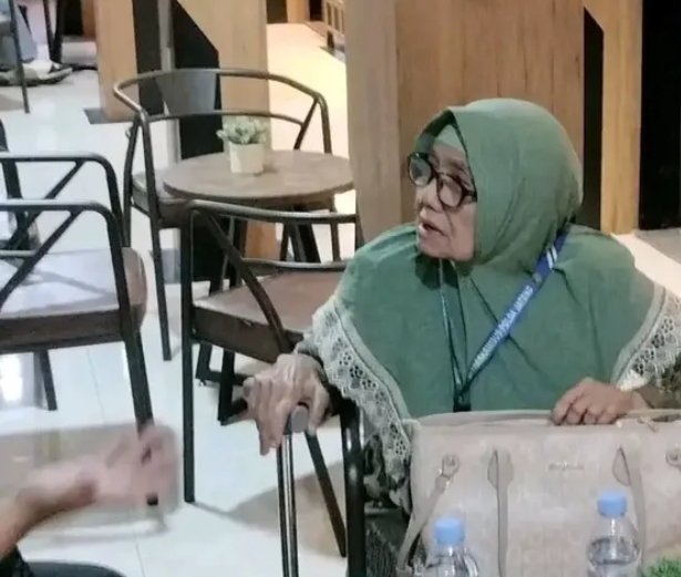 Viral! Nenek Endang Disomasi Rp115 Juta Gegara Siarkan Liga Inggris 