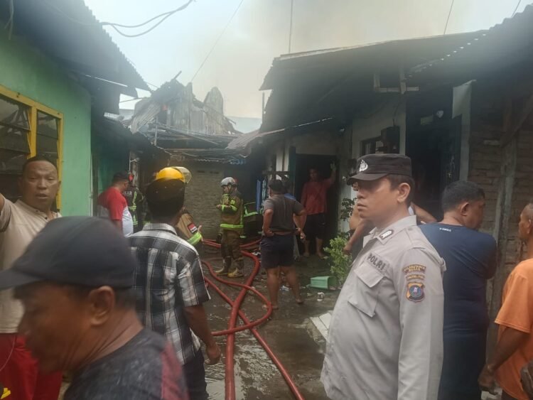 Lima Rumah Hangus Terbakar di Komplek PJKA Gaharu, Diduga Korsleting Listrik