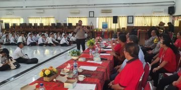 Kapolsek Medan Timur Beri Motivasi pada Mahasiswa Baru Fakultas Hukum UHN