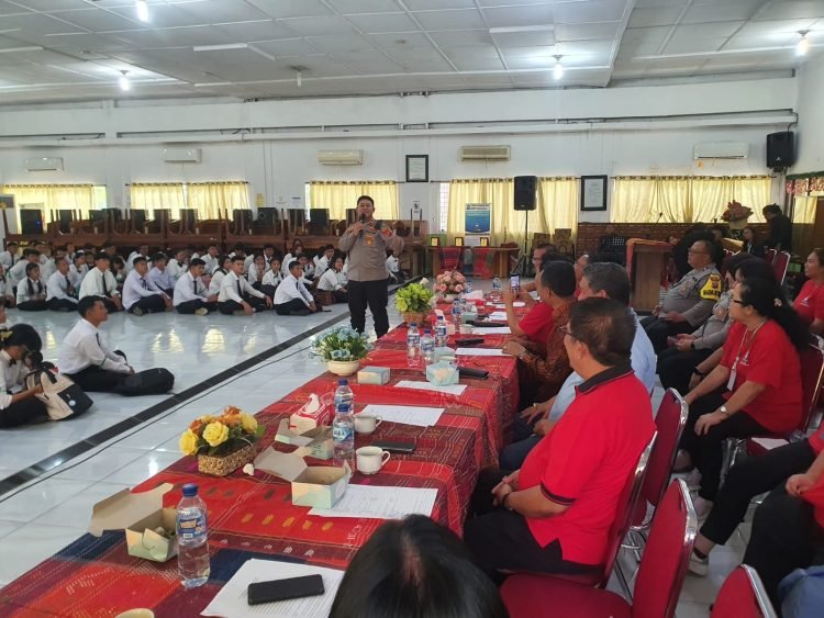 Kapolsek Medan Timur Beri Motivasi pada Mahasiswa Baru Fakultas Hukum UHN