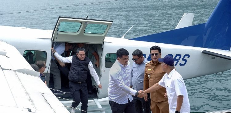 Transportasi Baru di Danau Toba, Bobby Jajal Pesawat Amfibi