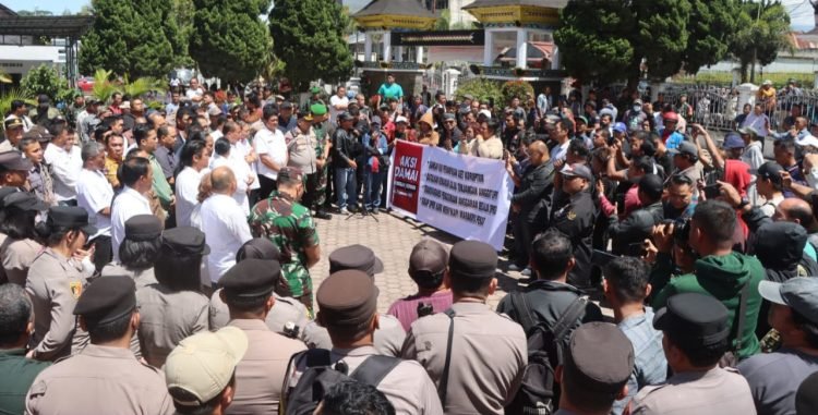 Kapolres Bersama Forkopimda Kawal Aksi Damai Masyarakat Karo