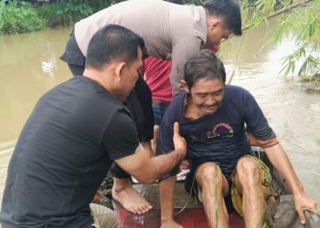 Pria Paruh Baya Nyaris Tewas Dibawa Arus Sungai Pelawi