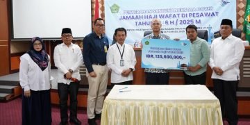 Kemenag RI dan Garuda Indonesia Serahkan Santunan Ekstra Cover ke Ahli Waris Jemaah