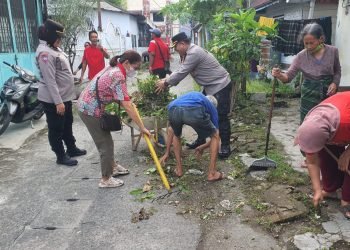 Polsek Medan Timur Gotong Royong Bersama Warga