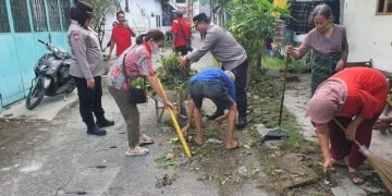 Polsek Medan Timur Gotong Royong Bersama Warga