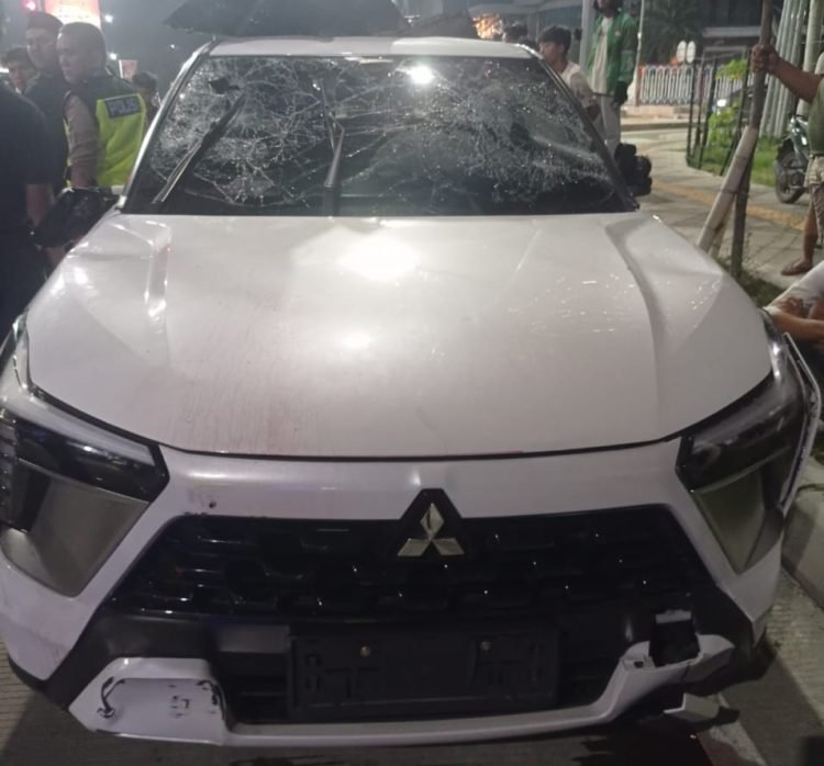 Diduga Tabrak Lari, Mobil X-Force Dirusak Pengguna Jalan di Simpang Manhattan
