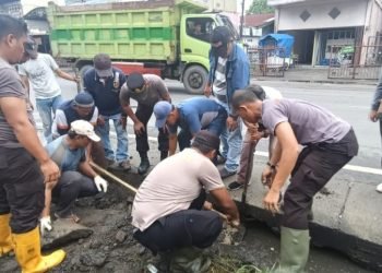 Mencegah Banjir, Polsek Pangkalan Brandan & Masyarakat Gotong Royong Bersihkan Saluran Parit