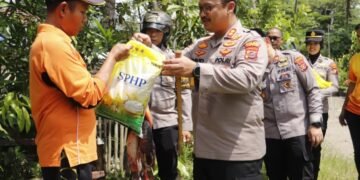 Jumat Berkah, Polres Langkat Bagi Hasil Panen Ikan Bioflok dan Sembako