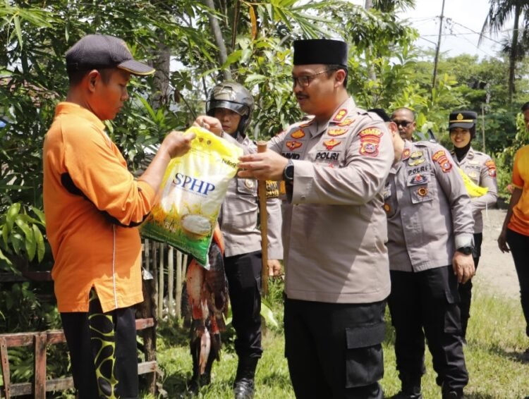 Jumat Berkah, Polres Langkat Bagi Hasil Panen Ikan Bioflok dan Sembako