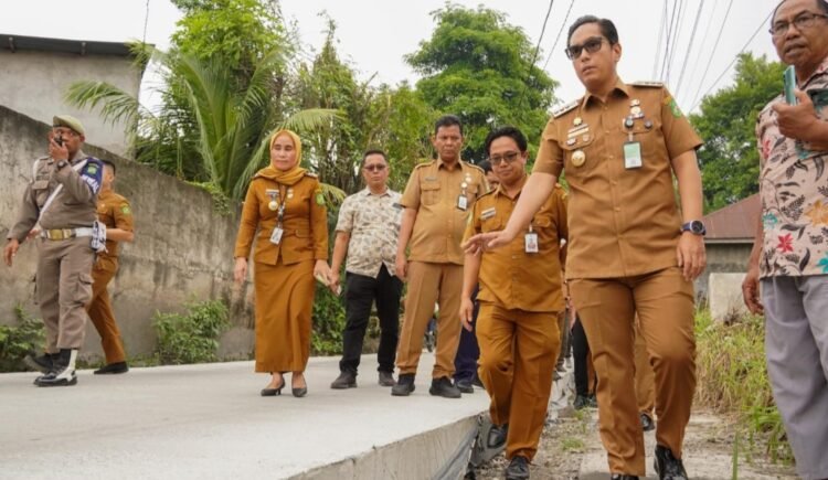 Tinjau Hasil Pembetonan Jalan Pantai Harapan, Rico Waas Minta Bahu dan Badan Jalan Dilandaikan dan Pemasangan Lampu Jalan