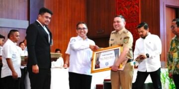 Bupati Pakpak Bharat Terima Apresiasi Salah Satu Kabupaten UHC Atas Keaktifan Kepesertaan JKN