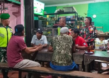 Danramil 02/Kutalimbaru Pimpin Patroli Pos Kamling Bersama Laskar Merah Putih