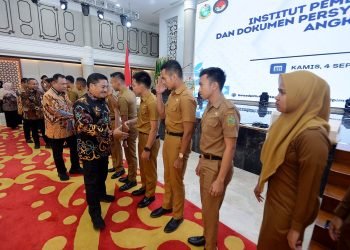 Serahkan 64 SK CPNS IPDN, Sekda Tekankan Pentingnya Disiplin dan Networking