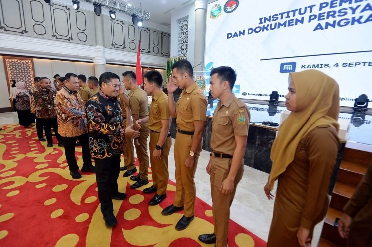 Serahkan 64 SK CPNS IPDN, Sekda Tekankan Pentingnya Disiplin dan Networking