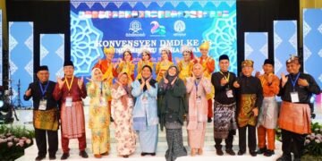 Endang Syah Afandin Terima Anugerah Tun Fatimah pada Konvensyen Dunia Melayu Dunia Islam