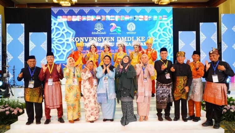 Endang Syah Afandin Terima Anugerah Tun Fatimah pada Konvensyen Dunia Melayu Dunia Islam