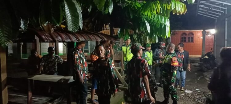 Koramil 02/KTB Gelar Patroli Pos Kamling di Kutalimbaru Ciptakan Malam Aman dan Kondusif