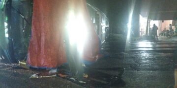 Bus ALS Seruduk Warung Hingga Terbalik, 5 Terluka