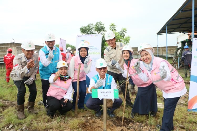 Srikandi PT PLN Indonesia Power UBP Pangkalan Susu Gelar Kegiatan Penghijauan dalam Rangka Program Green Action Sebagai Wujud nyata Kepedulian Terhadap Lingkungan