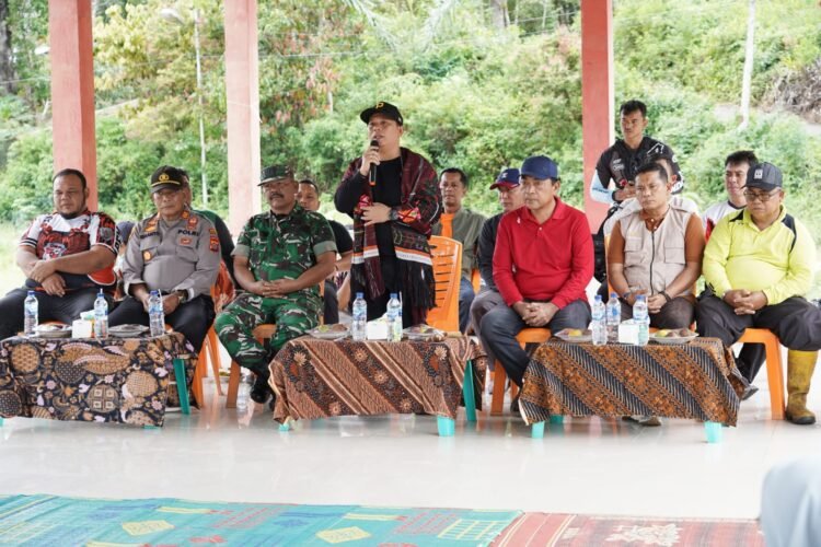 Bupati Palas Respon Aspirasi Masyarakat Desa Sianggunan Kecamatan Sosopan, Sekaligus Serahkan Bantuan Beras