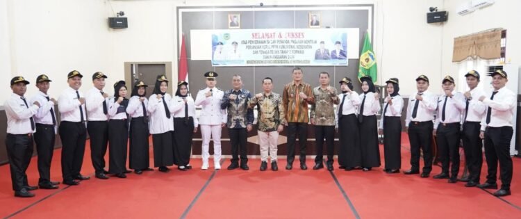 Bupati Palas Serahkan SK Dan Penandatanganan Kontrak Kerja 15 Orang PPPK Serta Seorang dari IPDN