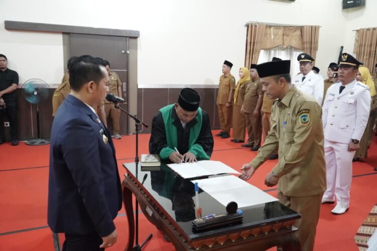 Bupati Palas Lantik Pejabat Administrator dan Penggawas