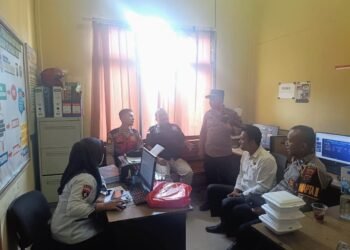 Ka SPKT Polres Padang Lawas Memberikan Arahan Untuk Melayani Masyarakat Secara Humanis