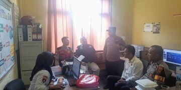 Ka SPKT Polres Padang Lawas Memberikan Arahan Untuk Melayani Masyarakat Secara Humanis