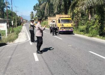 Ka SPKT Polres Padang Lawas Melaksanakan Pengaturan Pos Padat Pagi di Depan Mapolres