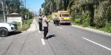 Ka SPKT Polres Padang Lawas Melaksanakan Pengaturan Pos Padat Pagi di Depan Mapolres
