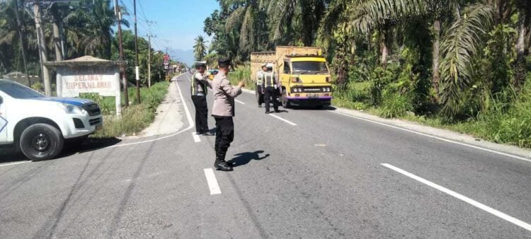 Ka SPKT Polres Padang Lawas Melaksanakan Pengaturan Pos Padat Pagi di Depan Mapolres