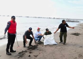 PGN Gelar Aksi Bersih Pantai, 1,1 Ton Sampah Terangkat dari Tanjung Pasir Banten