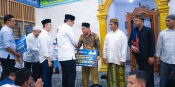 Rico Waas Safari Isya di Masjid Tsamaratul Iman, Serap Aspirasi dan Serahkan Bantuan untuk Jemaah