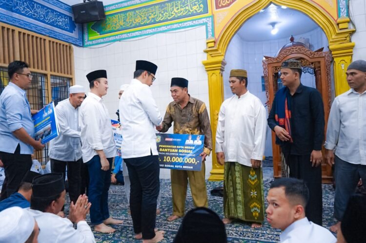 Rico Waas Safari Isya di Masjid Tsamaratul Iman, Serap Aspirasi dan Serahkan Bantuan untuk Jemaah