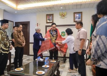 Ungkapan Syukur dan Bangga, Rico Waas Disematkan Ulos Jemaat HKBP Resort Maranatha