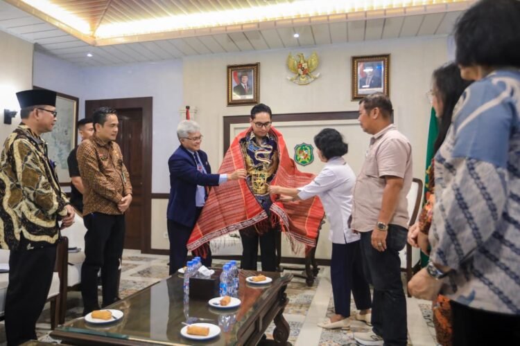 Ungkapan Syukur dan Bangga, Rico Waas Disematkan Ulos Jemaat HKBP Resort Maranatha