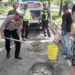 Demi Keselamatan Pengguna Jalan,Sat Lantas Polres Langkat Tambal Jalan Berlubang