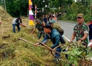 Danramil dan Forkopimcam Munte Gelar Gotong Royong Bersihkan Jalan Lintas Kabanjahe–Kota Cane