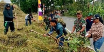 Danramil dan Forkopimcam Munte Gelar Gotong Royong Bersihkan Jalan Lintas Kabanjahe–Kota Cane