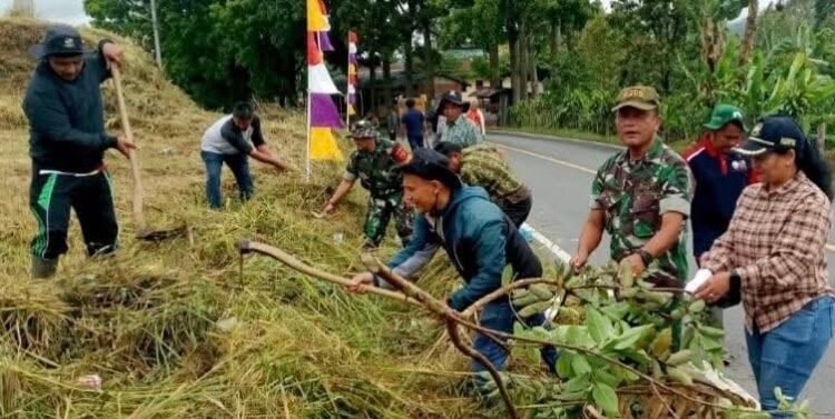 Danramil dan Forkopimcam Munte Gelar Gotong Royong Bersihkan Jalan Lintas Kabanjahe–Kota Cane