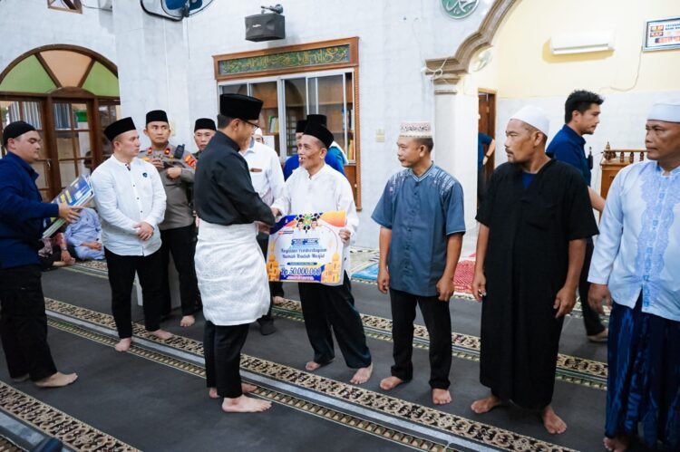 Safari Asar di Masjid Nur Rukiah, Rico Waas Ajak Masyarakat Bijak Berteknologi