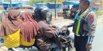 Antisipasi Kepadatan Arus, Personil Pos Pam Lantas Polsek Barumun Laksanakan Pengaturan Arus Lalu Lintas Siang